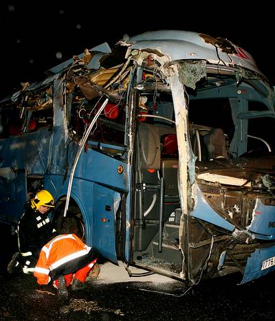 Nueve turistas finlandeses han fallecido en Benalmdena (Mlaga) y otros 38 han resultado heridos -22 de ellos graves- tras volcar el autobs en el que viajaban por el adelantamiento antirreglamentario de un todoterreno, cuyo conductor tena una tasa de alcoholemia del doble de lo permitido.