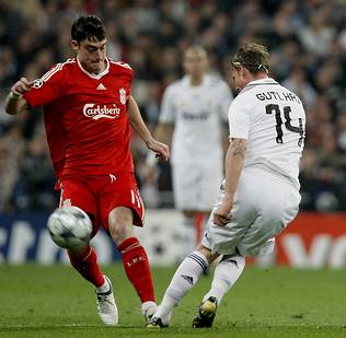 Un Liverpool sin Torres ni Gerrard deja al Madrid contra las cuerdas