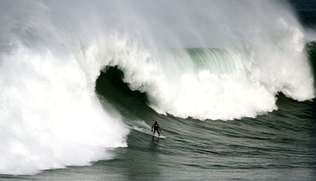 Olas como «O Panchorro», en el faro de Illa Pancha, de A Mariña lucense, son ideales para los surfistas