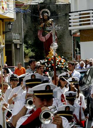 Celeiro navega hoy con la Reina de los Mares en una procesión marítima que capitanea el «Nuevo Socio»