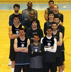 La plantilla del Obradoiro al completo posa en el Pabelln do Sar, la fortaleza en la que el equipo pretende afianzarse en la ACB