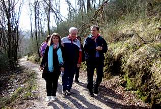 Roberto Varela, derecha, y el alcalde, Bello Maneiro, recorrieron ayer un tramo del Camino Portugués en Valga