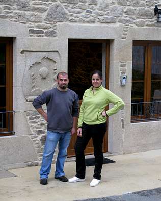 Suso Puñal y Silvia Grille ante el albergue recién reformado
