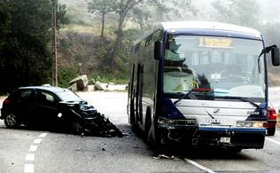Herido un automovilista al chocar con un bus en el que iban 43 personas