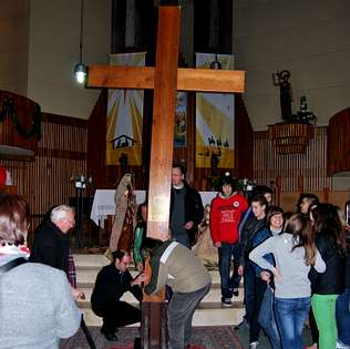 La célebre Cruz de los Jóvenes llegó a la parroquia de Carballo