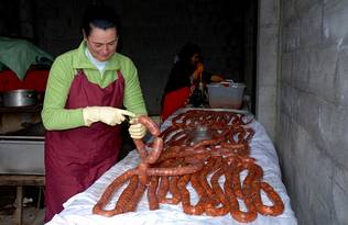 Dos manos capaces de atar 1.800 chorizos en menos de una hora