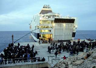 Italia empieza a echar a los inmigrantes de Lampedusa