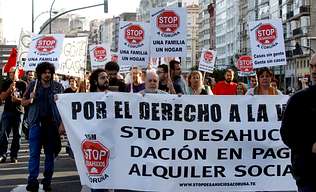 Más de cien personas protestan contra los desahucios