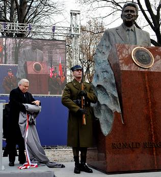 Lech Walesa inaugura una estatua de Ronald Reagan en Varsovia