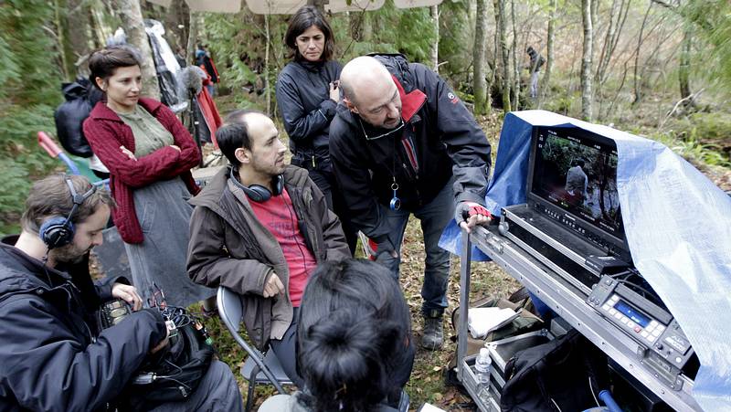 «Lobos sucios» atrapa el hechizo del bosque pontés de Teixedelos - La Voz de Galicia