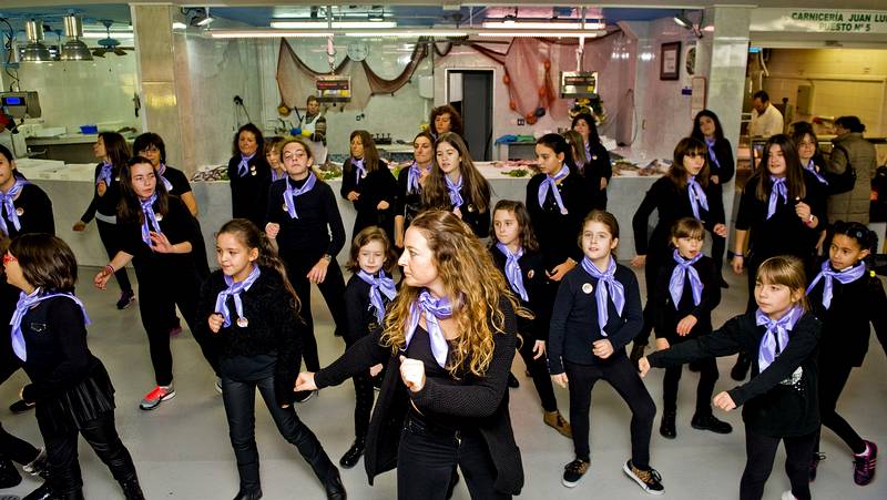 Vecinos de As Pontes bailan contra la violencia de género - La Voz de Galicia