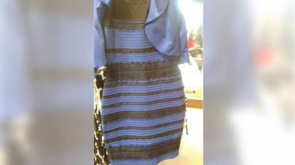 Este vestido es blanco y dorado o azul y negro?