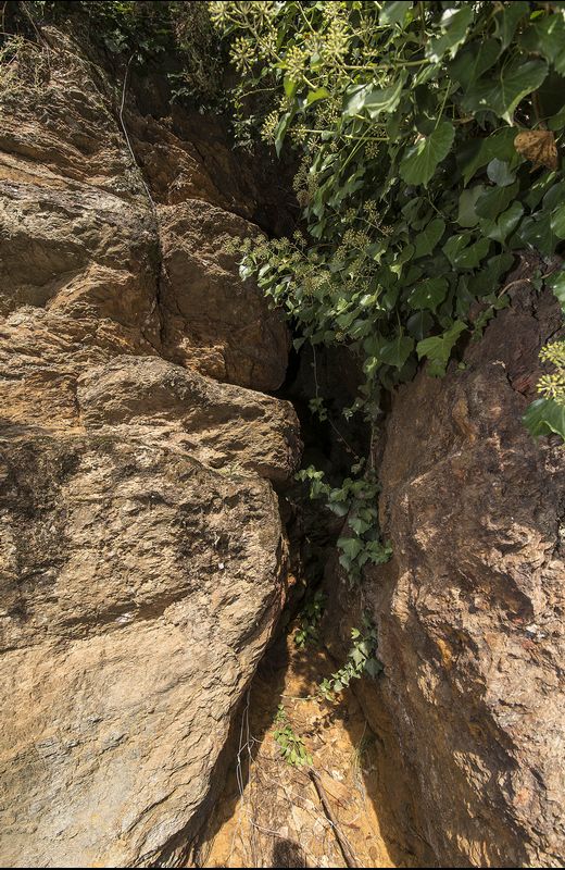 En la mina se abre una grieta que sigue una veta de mineral de hierro