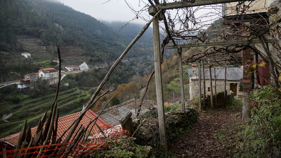 Vista de Santo Estevo (izquierda) desde A Barca