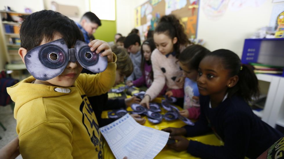 Taller de creación de disfraces ara el entroido en el que participan alumnos de todos los cursos de primaria creando robots