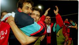 Abrazo entre Castro Santo y Fabiano. FOT�GRAFO: XOAN A.SOLER