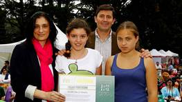 Premio Voz Natura Provincia de Pontevedra. IES San Tom� de Freixeiro (Vigo). El delegado del Gobierno, Samuel Ju�rez, dio el premio a la coordinadora del proyecto, Mar�a del Carmen Gonz�lez, ya los estudiantes Luc�a Gonz�lez y Sara Cerqueira. FOT�GRAFO: M.Marras