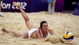 Elsa Baquerizo trata de salvar un punto en su partido de volei playa frente a Argentina. FOT�GRAFO: LUCY NICHOLSON | Reuters