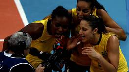 Las jugadoras brasile�as de voleibol festejan la victoria sobre China. FOT�GRAFO: IVAN ALVARADO | REUters