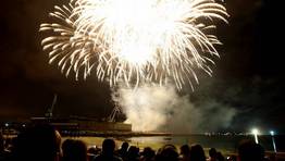 Un a�o m�s los fuegos artificiales iluminaron la noche arousana FOT�GRAFO: MONICA FERREIROS