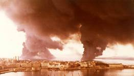Otra imagen de los restos ardiendo del «Urquiola». FOTÓGRAFO: ALBERTO MARTI VILLARDEFRANCOS