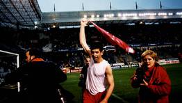 Fabiano celebra una victoria en Riazor en la temporada 97-98. FOTÓGRAFO: XOSE CASTRO