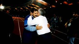 Saludo entre dos de los entrenadores más influyentes del fútbol gallego, Arsenio Iglesias y Fernando Castro Santos. FOTÓGRAFO: XOÁN A SOLER