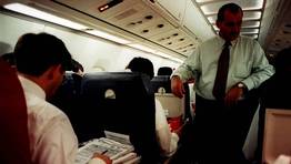 Uno de los viajes en avión del equipo en la temporada 1995-1996. Fernando Vázquez estudia y Caneda supervisa. FOTÓGRAFO: CESAR QUIÁN