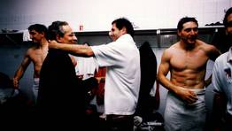 Visita de Xerardo Estévez,  exalcalde de Santiago, al vesturario, en la temporada 1999-2000. FOTÓGRAFO: No disponible