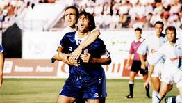 Bellido inmoviliza a Loren, capitán de la Real Sociedad a finales  de los 90. FOTÓGRAFO: XOÁN A SOLER