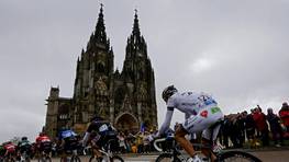 Pasando ante la bas�lica de Notre Dame de l'Epine. FOT�GRAFO: JEAN-PAUL PELISSIER | Reuters