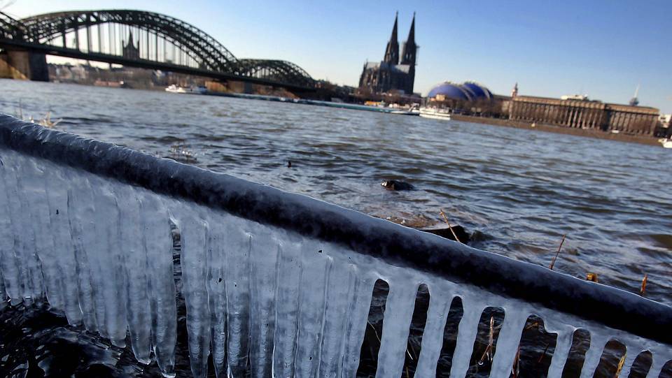  Nevadas y vientos causan más de 600 muertos en TODA Europa. Ola de Frío Siberiano. E_120202-162055