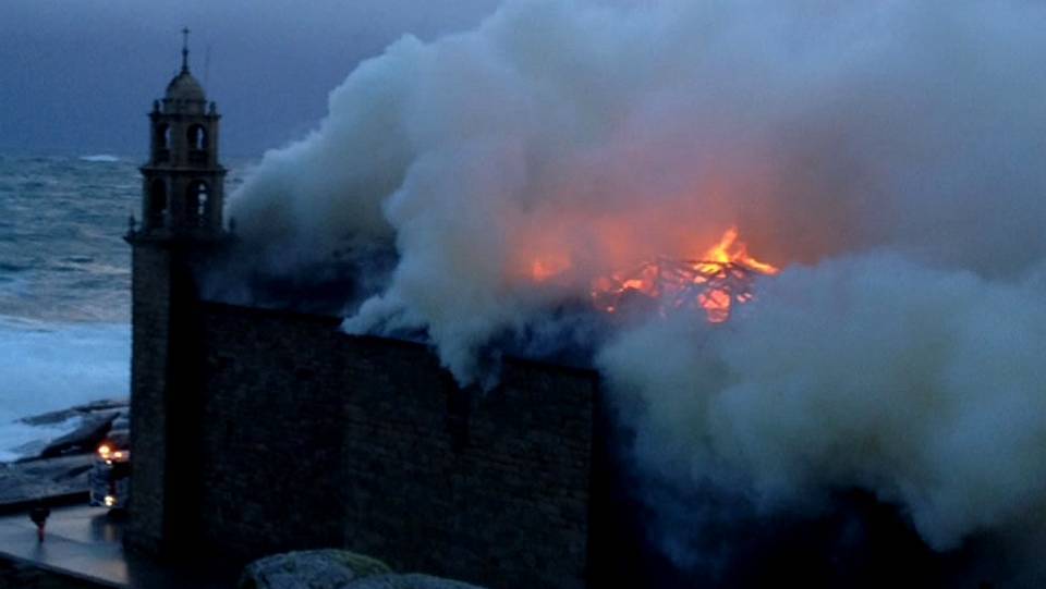 Un incendio destroza, en Muxía, el Santuario da Virxe da Barca 