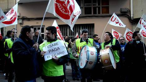 Concentración de trabajadores de vigilancia en la calle Burgos 