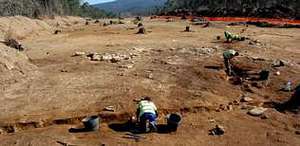 Los arqueólogos analizaron en octubre el terreno próximo a la mámoa de O Valouco, por donde pasará la autovía, y ahora elaboran el informe. 