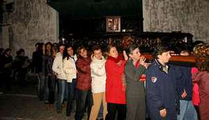 Ensayo del paso procesional de la Santa Cruz de Viveiro, donde los cofrades son mujeres. 