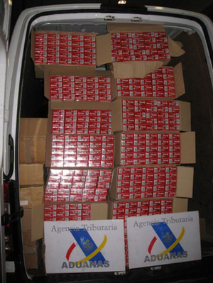 Las 17.500 cajetillas decomisadas iban ocultas en una furgoneta que circulaba por O Porriño E.V.PITA
