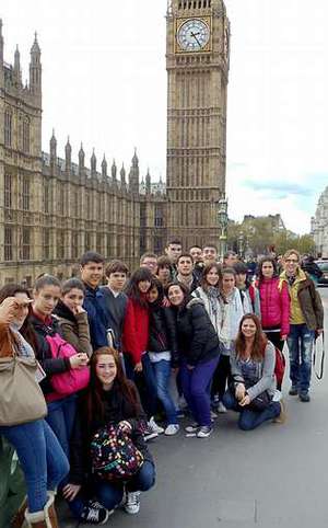 Estudiantes del IES San Rosendo, junto al Big Ben londinense. 