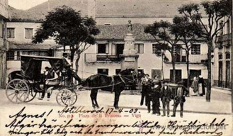 Un carro con los caballos preparado en la plaza de la Princesa. 