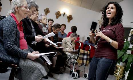 Sandra Nasher, en un ensayo con el Coro de la Alegría de la residencia de As Dores de Lalín. 