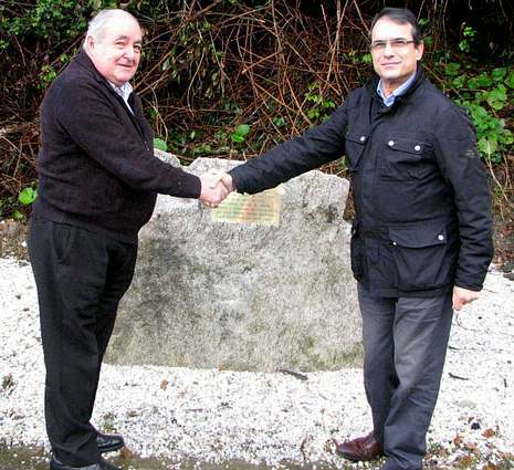 El alcalde (izquierda) y el portavoz de la oposición, ante la placa. 