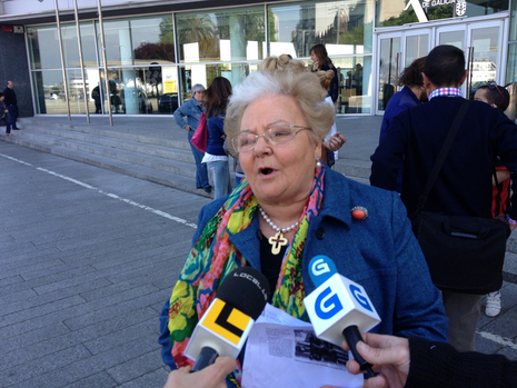 La fundadora y exdirectora del colegio Atalaya ( ahora Santa Cristina de Lavadores), Mara Teresa Ramos, en la concentracin ante la Xunta para pedir la escolarizacin del menor E.V.PITA