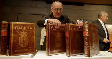 González Laxe presenta el último volumen del «Proyecto Galicia» de Economía