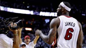 JOE SKIPPER / REUTERS