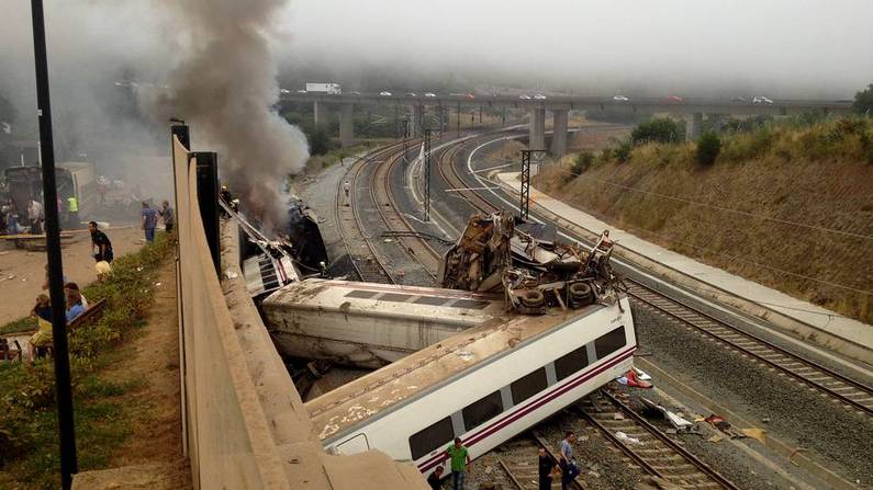 Descarrilamiento de tren en Santiago (España) 80 muertos de momento 