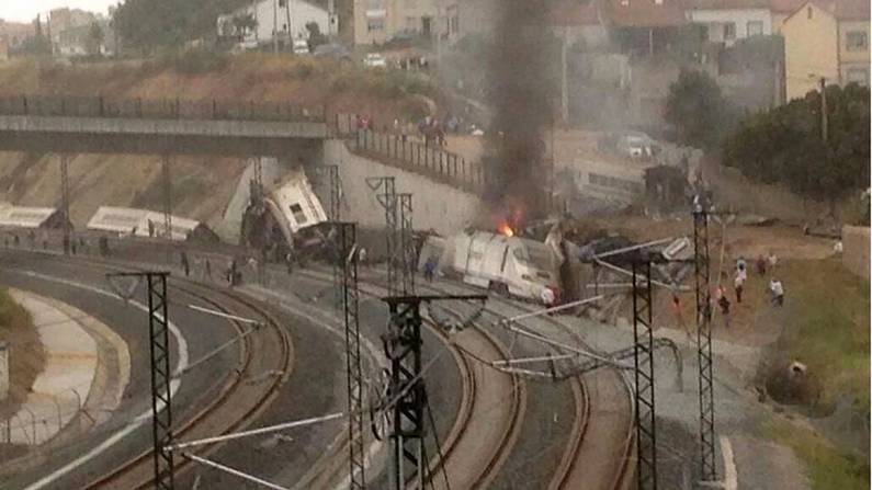 Descarrilamiento de tren en Santiago (España) 80 muertos de momento 