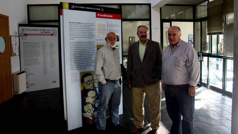 Exposición en la biblioteca. Como complemento a las fiestas, ayer se inauguró «Un canto e unha luz na noite», sobre la historia del asociacionismo en Galicia. Estuvo el presidente del Consello da Cultura Galega, Ramón Villares (en el centro, con Ricardo Gurriarán y el alcalde, Avelino García). LOLITA VÁZQUEZ