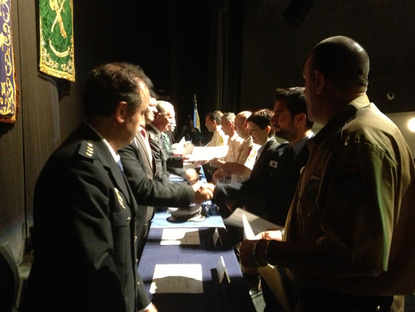 Momento de la entrega de las condecoraciones Emiliano Mouzo