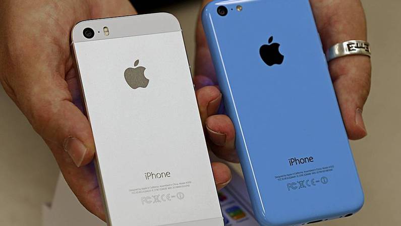 El iPhone 5S (iquierda) y el 5C (derecha) GEORGE FREY | REUTERS