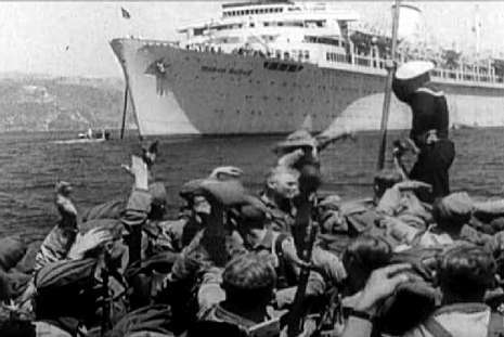 Soldados germanos en una barca en la ría de Vigo. 